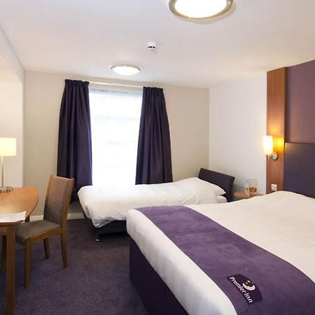 Premier Inn Manchester - Heaton Park ภายนอก รูปภาพ