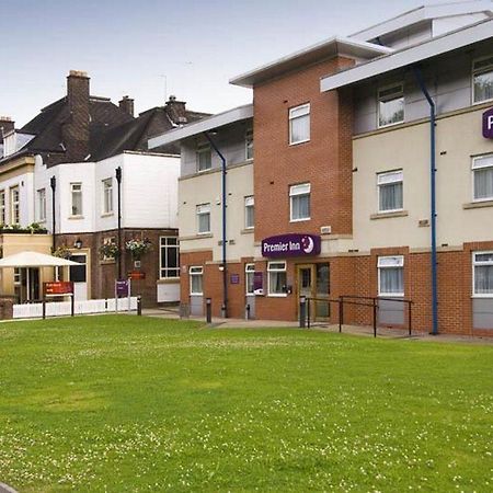 Premier Inn Manchester - Heaton Park ภายนอก รูปภาพ