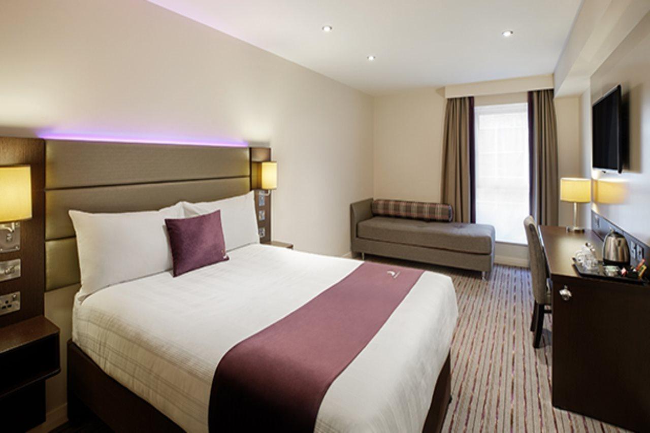 Premier Inn Manchester - Heaton Park ภายนอก รูปภาพ