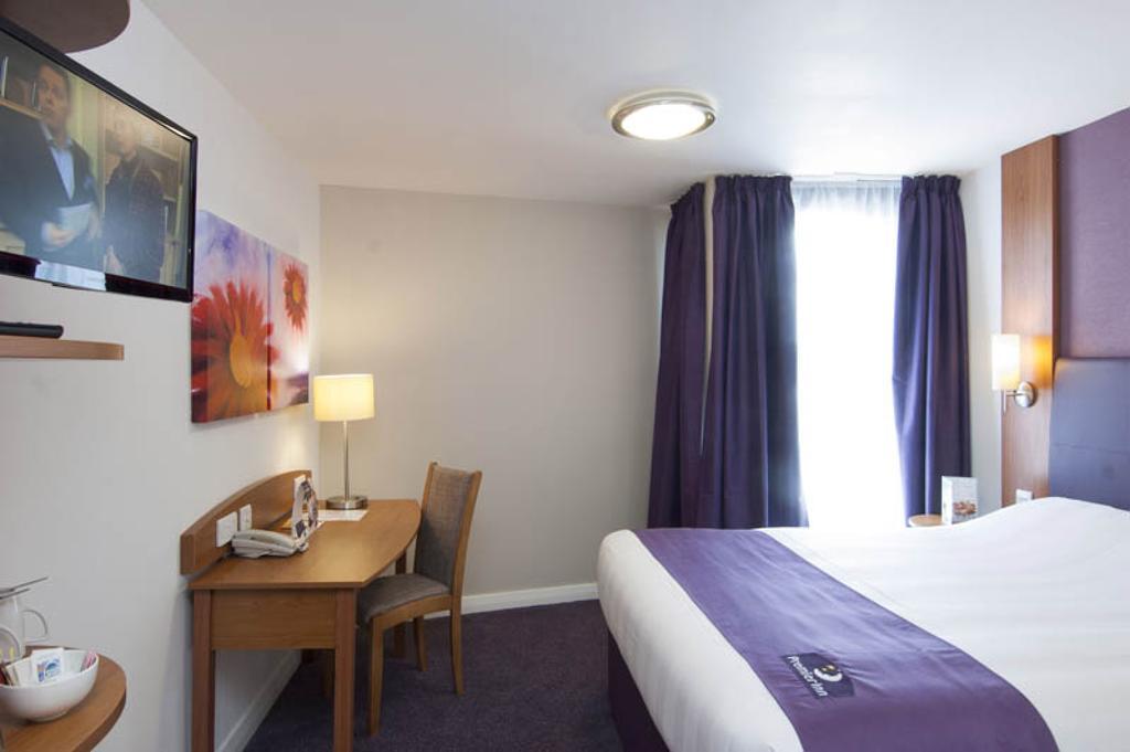 Premier Inn Manchester - Heaton Park ภายนอก รูปภาพ