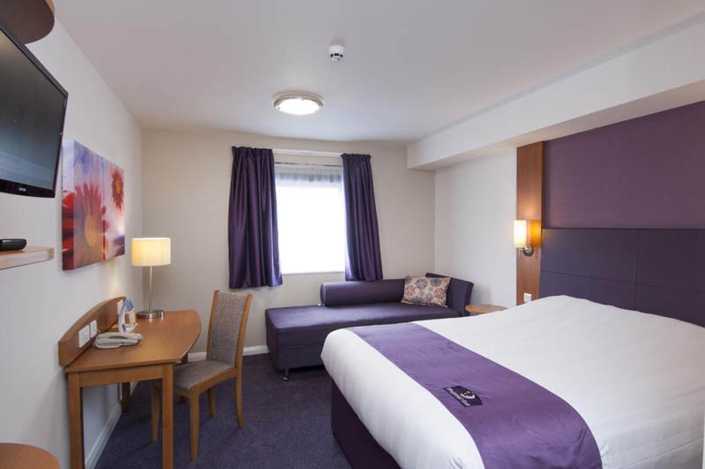 Premier Inn Manchester - Heaton Park ภายนอก รูปภาพ
