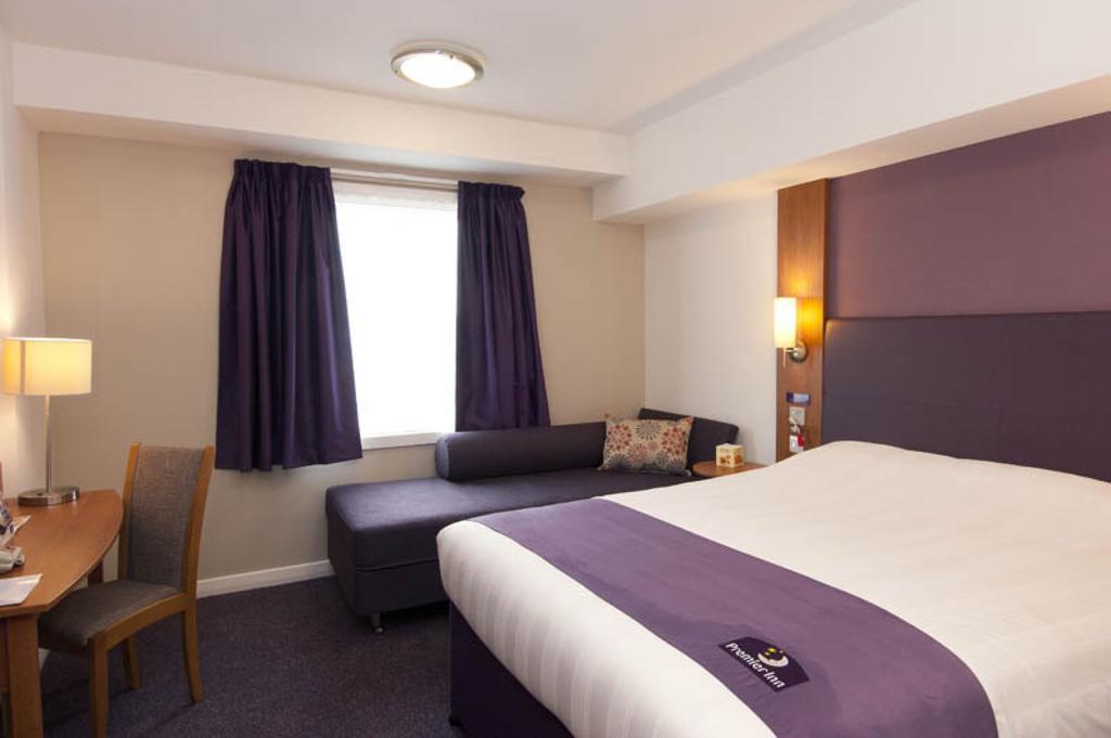 Premier Inn Manchester - Heaton Park ภายนอก รูปภาพ