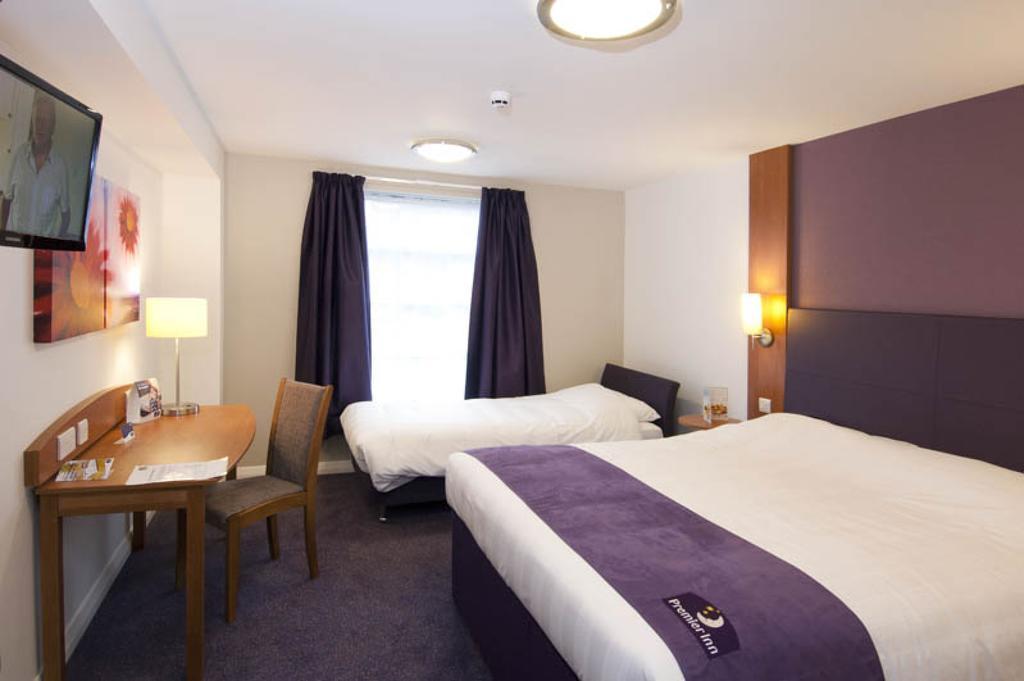 Premier Inn Manchester - Heaton Park ภายนอก รูปภาพ