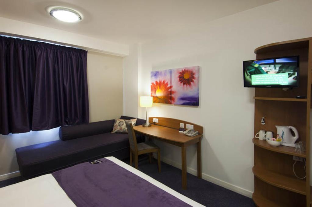 Premier Inn Manchester - Heaton Park ภายนอก รูปภาพ