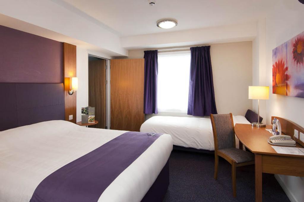 Premier Inn Manchester - Heaton Park ภายนอก รูปภาพ