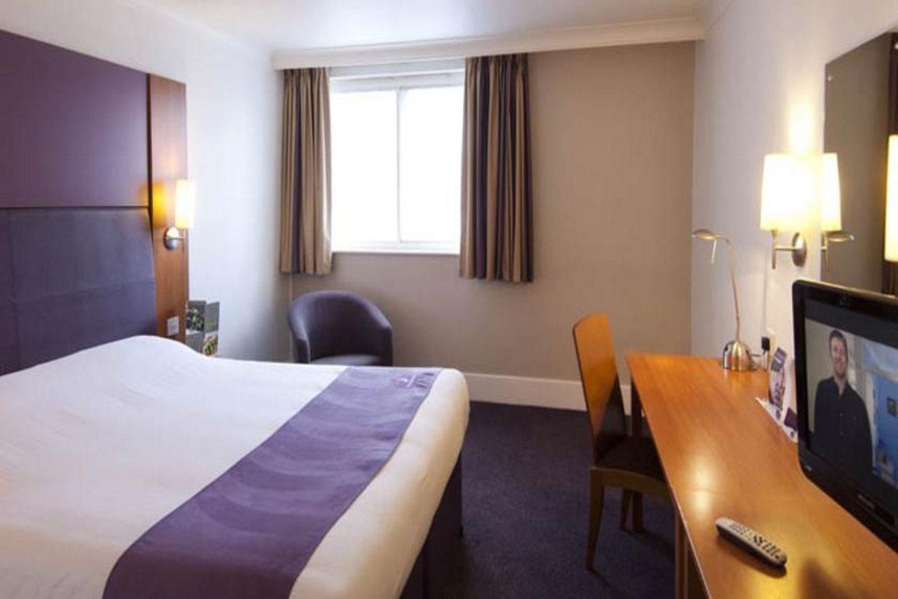 Premier Inn Manchester - Heaton Park ภายนอก รูปภาพ